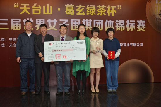 中国队主教练俞斌与队员合影