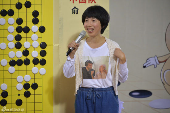 芮乃伟衣服上印有吴清源江铸久照片