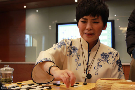 棋盘前的华学明(新浪体育资料图) 棋盘前的华学明(新浪体育资料图)