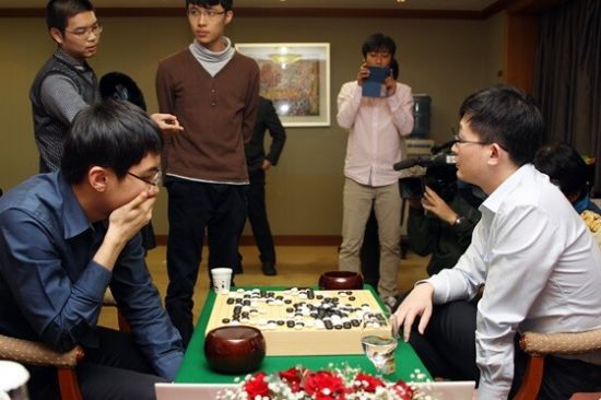 队友芈昱廷赛后与王檄探讨关键处