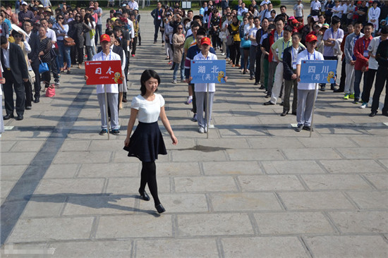 组图-三国混双赛隆重开幕 王晨星宣誓举哪只手