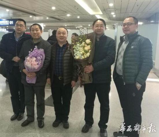 成都棋院领导班子机场迎接冠军教练(右二)