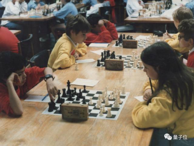 幼年哈萨比斯(左下角)正在下象棋