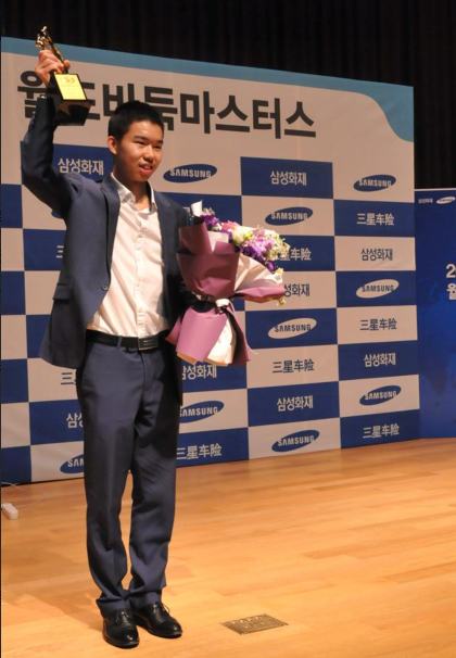 辜梓豪自信捧杯