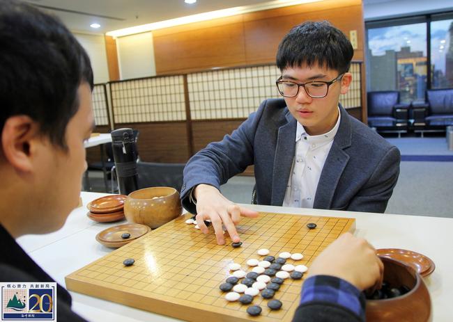 戴上眼镜的杨博崴下棋仍然犀利