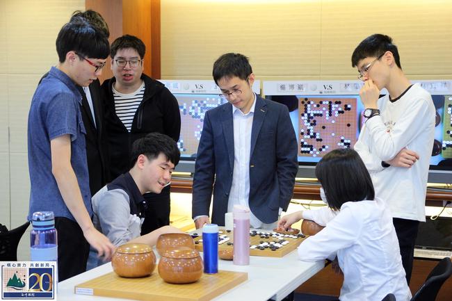 众多高手观战林棋王与白昕卉的复盘